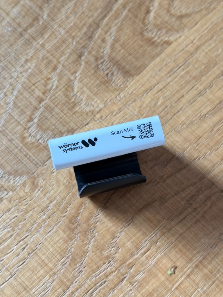 Weißer Clip mit Firmenlogo und QR-Code im UV-Druck