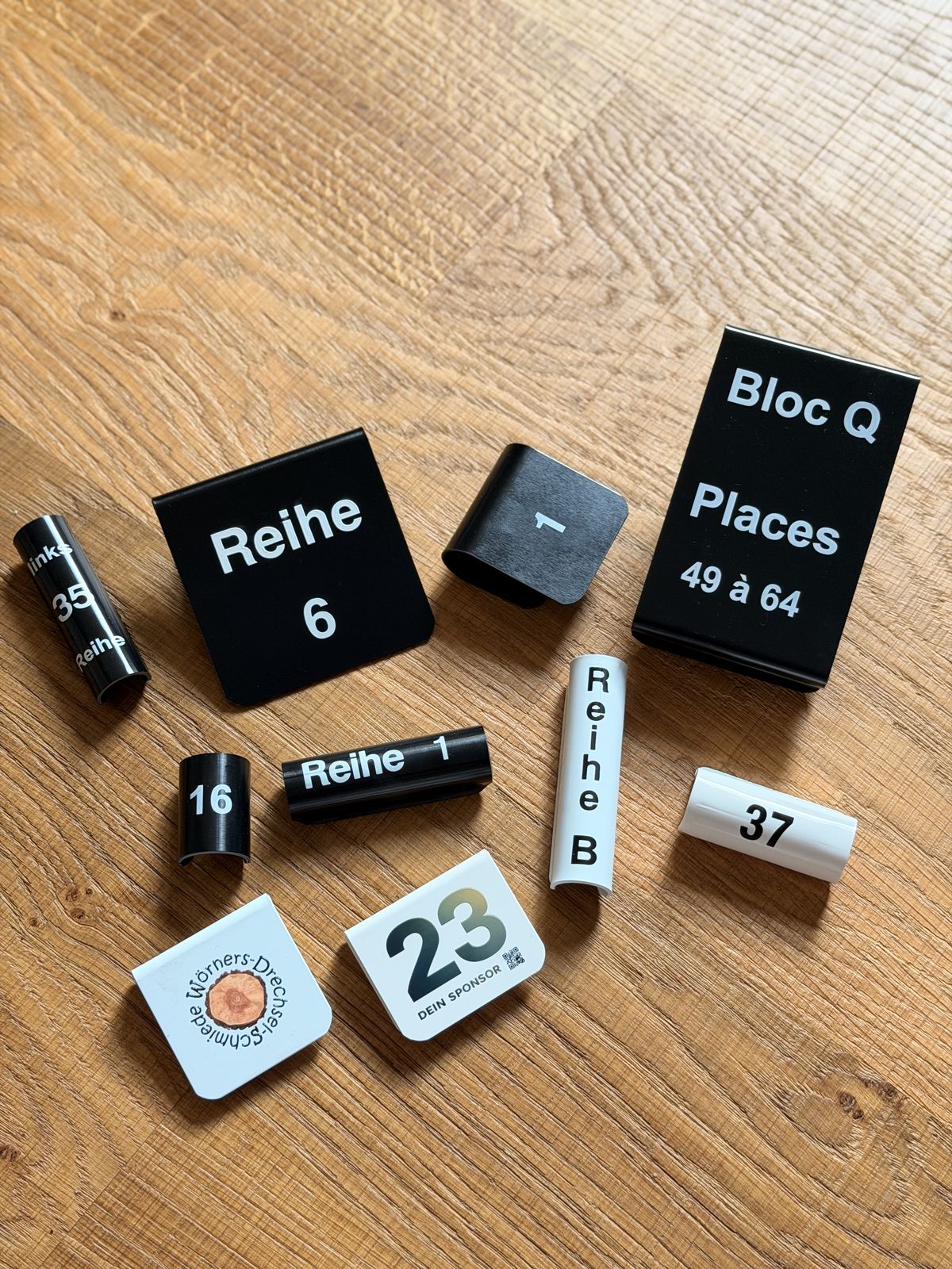 Musterset mit verschiedenen Stuhlnummern, Reihenschildern und Rundrohr-Clips