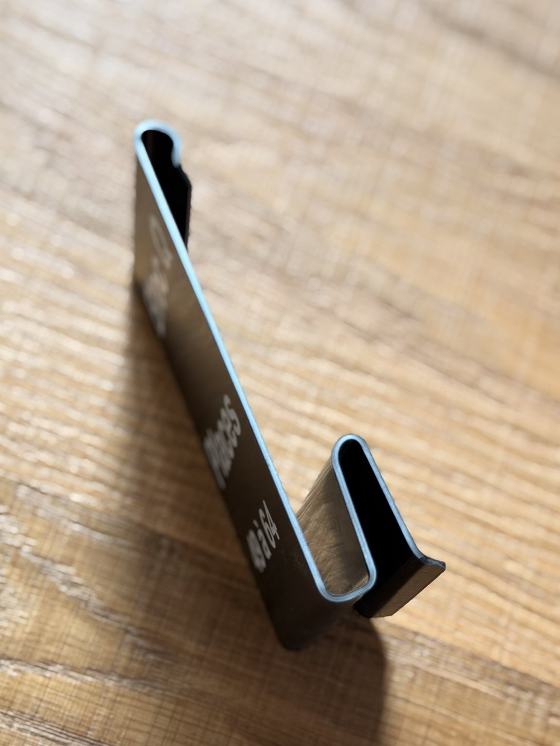Bent row sign seen from the side: profile with clip fold
