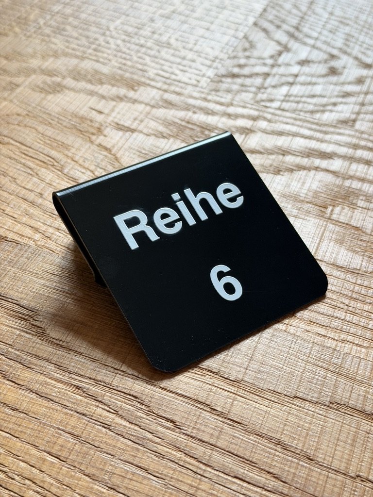 Schwarzes Reihenschild Reihe 6, passgenau gebogen