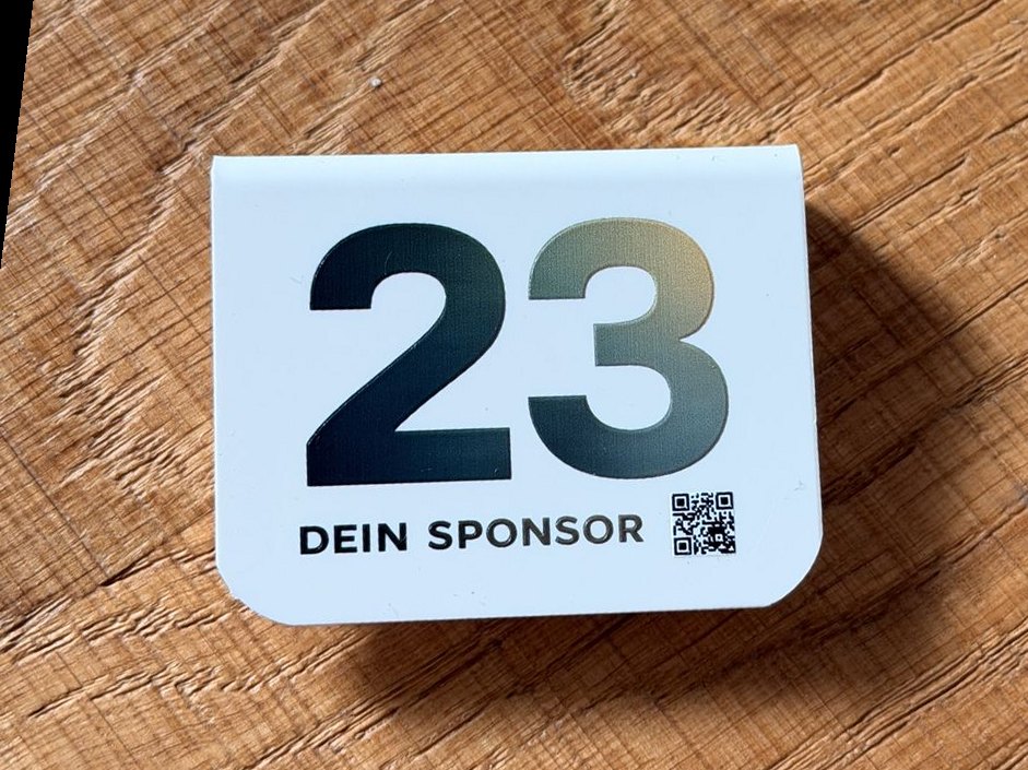 Stuhlnummer 23 mit Sponsorenaufdruck und QR-Code im UV-Vollfarbdruck