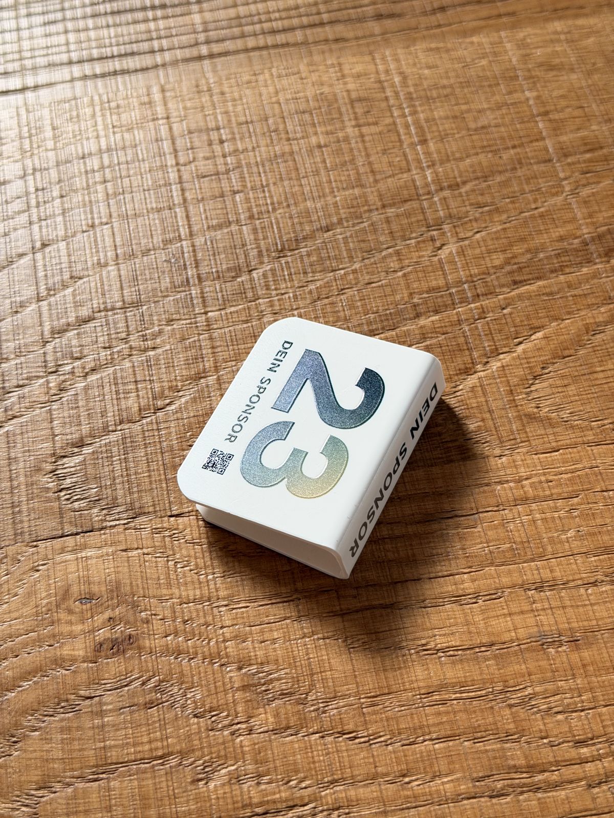 Stuhlnummer 23 mit Sponsorenaufdruck und QR-Code im UV-Druck